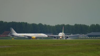 AMSTERDAM, NETHERLANDS - 24 Temmuz 2017: Boeing 737-8K2, Transavia 'nın PH-HSA' sı Amsterdam Havaalanı 'ndan kalkıyor. Yolcu uçağı kalkıyor. Turizm ve seyahat kavramı