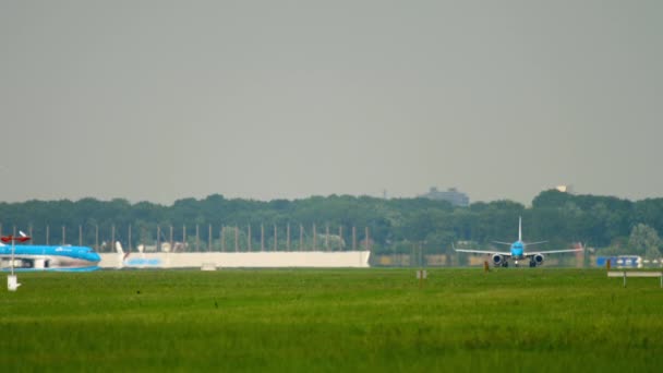 Amsterdam Netherlands Heinäkuu 2017 Kaukolaukaus Klm Airlinesin Suihkukone Nopeuttaa Nousua — kuvapankkivideo