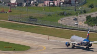 SOCHI, RUSSIA - 28 Temmuz 2022: Airbus A320, Aeroflot havaalanında taksicilik. Havaalanındaki uçak, yan görüş. Turizm ve seyahat kavramı