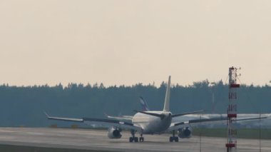 MOSCOW, Rusya Federasyonu - 30 Temmuz 2021: Aircraft Airbus A330, İnişten sonra EI-FSE frenleme. Uçak arka planda, flaplar yukarı. Turizm ve seyahat kavramı