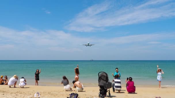 Phuket Thailand February 2023 해변에 비행기를 띄우는 여성의 캐세이 퍼시픽 — 비디오