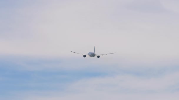 喷气式客机起飞 后视镜 一架难以辨认的长飞机飞走了 离开的飞机 — 图库视频影像