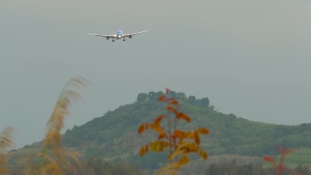 Samolot Ląduje Wzgórze Tle Lot Pasażerski Zbliża Się Wyspę Samolot — Wideo stockowe