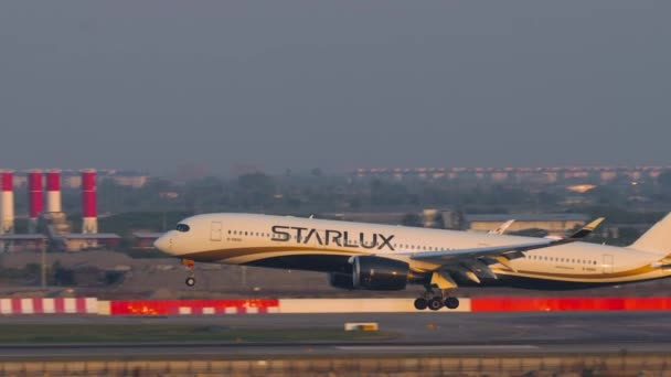 Bangkok Tajlandia Marca 2023 Zdjęcia Starluxa Lądującego Dotykającego Hamującego Lotnisku — Wideo stockowe