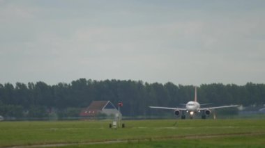 Havaalanının panoramik görüntüsü. Tanımlanamayan üniformalı yolcu uçağı kalkışa hazır.