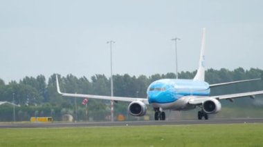 AMSTERDAM, NETHERLANDS - 25 Temmuz 2017: Ticari uçak Boeing 737 KLM hızlanıyor ve Schiphol havaalanından havalanıyor, orta ölçekli. Jet uçağı, yolcu uçağı, kalkış.
