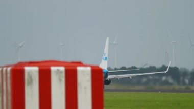 AMSTERDAM, NETHERLANDS - 25 Temmuz 2017: KLM sivil uçağı Schiphol havaalanından havalandı. Jet uçağı, yolcu uçağı, kalkış.