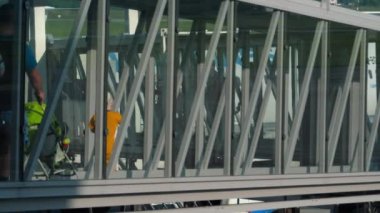 MOSCOW, Rusya Federasyonu - 28 Temmuz 2021: Teleskopik iskele, kol, havaalanındaki uçaktaki Aerobridge. Uçağa binen yolcular havaalanının çıkış kapısı terminalinde uçağa binecekler.