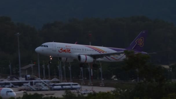 Phuket Tailandia Noviembre 2019 Toma Cinematográfica Moscas Avión Airbus A320 — Vídeo de stock