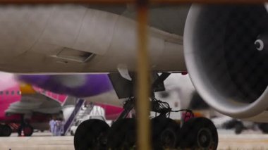 PHUKET, THAILAND - 05 Aralık 2016: Motor ve şasiyi kapatın. Lastik tekerlek arka iniş takımları uçak rafları, kanat görüşü altında.