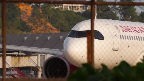 Phuket Thailand Fevereiro 2023 Juneyao Air Airbus A320Neo Aeródromo Taxiway — Vídeo de Stock