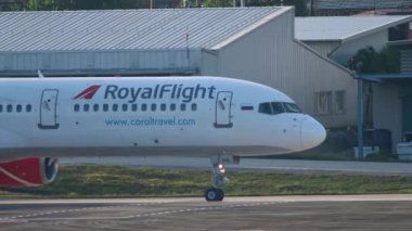 PHUKET, THAILAND - 27 Kasım 2019: Royal Flight Taxiing 'in yan görüntüsü, Boeing 757, Phuket Havaalanı. Havaalanındaki uçakların yan görüntüsü. Yolcu uçakları taksideydi. Turizm ve seyahat kavramı