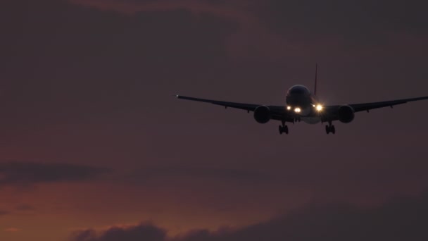 Donkere Silhouet Van Een Vliegtuig Bij Zonsondergang Aanpak Luchthaven Van — Stockvideo