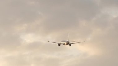 Kalkıştan sonra bir jet uçağının tırmanma ihtimali çok düşük. Uçak arka planda gökyüzüne yükseliyor. Seyahat kavramı