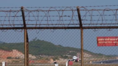 PHUKET, THAILAND - 22 Şubat 2023: görüntülü jet uçağı Airbus A320, HS-BBE AirAsia havalandı, iniş takımlarını ve alt görüntüyü geri çekti. Seyahat konsepti. Uçak kalkıyor, tırmanıyor.