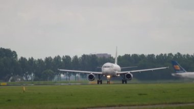 AMSTERDAM, NETHERLANDS - 25 Temmuz 2017: Schiphol Havalimanı 'ndan kalkacak olan Altın Güvercin A320 British Airways ticari uçak Airbus' u. Jet uçağı, yolcu uçağı, kalkış.