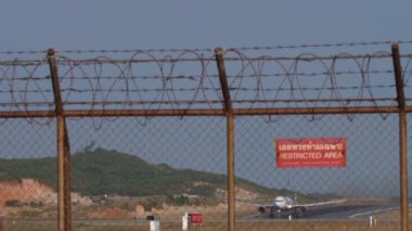 PHUKET, THAILAND - 22 HAZİRAN 2023: Boeing 767-3Y0ER, RA-73079 Azur Air havalanıyor ve Phuket Havalimanı 'na tırmanıyor. Önplan plakası yasak bölge