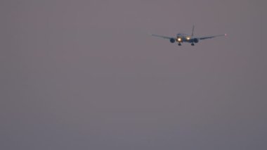 SOCHI, RUSSIA - 02 Ağustos 2022: yolcu uçağı geldi. Aeroflot 'tan Boeing 777, Sochi havaalanına inmeden önce, yan görüş alanına yaklaşıyor. Gece gökyüzünde geniş gövdeli uçaklar. Turizm ve seyahat kavramı