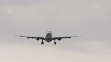 Yolcu uçağı üstümüzde uçuyor. Gökyüzünde bir jet uçağı. Uçak kalkıyor. Turizm ve seyahat kavramı