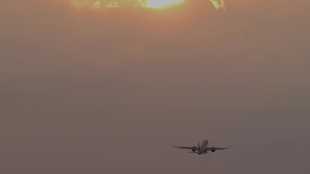 Αεροπλάνο Ανεβαίνει Πετώντας Προς Τον Ήλιο Ηλιοβασίλεμα Ταξίδια Τουριστική Έννοια — Αρχείο Βίντεο