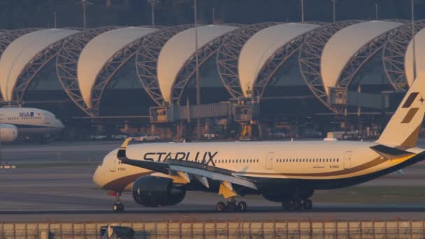 Бангкок Таиланд Марта 2023 Airbus A350 58501 Торможения Starlux После — стоковое видео