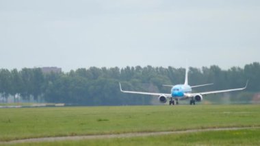 AMSTERDAM, NETHERLANDS - 25 Temmuz 2017 KLM Airlines 'ın ticari uçakları Schiphol havaalanından havalandı. Jet uçağı, yolcu uçağı, kalkış.