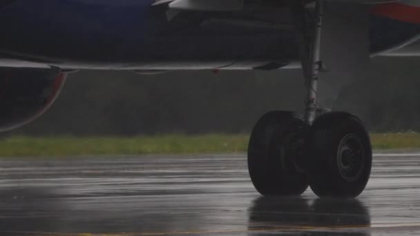 飞机起落架在大雨中滑行在跑道上 旅游和旅行概念 — 图库视频影像