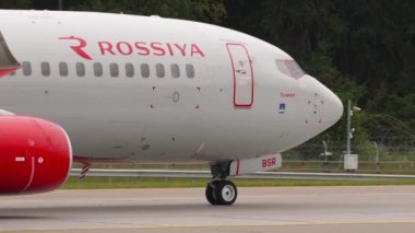 MOSCOW, Rusya Federasyonu - 28 Temmuz 2021: Sheremetyevo havaalanında Boeing 737 Rossiya 'nın orta boy çekimi. Yan görüş, pilot kabini ve kanat