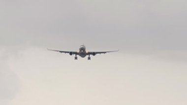 Alt manzara, çift motorlu jet uçağı iniş için yaklaşıyor. Tanımlanamayan uçak uçuyor.