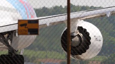 PHUKET, THAILAND - 18 Şubat 2023: Jet motoru yaklaş. Boeing 787 TUI 'nin rüya gemisi Phuket havaalanındaki pistin başında, orta ölçekli.