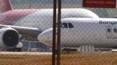 PHUKET, THAILAND - 18 Şubat 2023: Bangkok Hava Taksisi 'nin Turboprop yolcu uçağı. Phuket Havaalanı