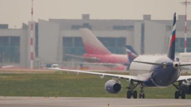 MOSCOW, Rusya Federasyonu - 28 Temmuz 2021: Ticari uçak Sukhoi Superjet 100, Aeroflot 'tan RA-89041 Sheremetyevo havaalanı pistinde. Yolcu uçağı kalkıyor