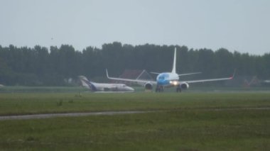 AMSTERDAM, NETHERLANDS - 24 Temmuz 2017: Boeing 737, KLM hızlanma PH-BXW ve Amsterdam Havaalanı, yan görüş. KLM yolcu uçağı kalkıyor. Turizm ve seyahat kavramı