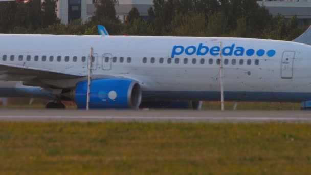 Kazan Rusko August 2022 Boční Pohled Letoun Boeing 737 Pobedy — Stock video