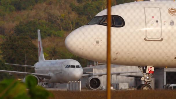 Пхукет Таиланд Февраля 2023 Года Крупный План Juneyao Air Airbus — стоковое видео