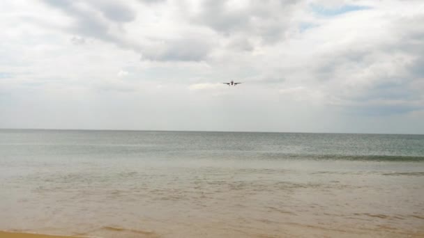 Yavaş Çekim Jet Uçağı Inişe Yaklaşıyor Denizin Üzerinde Yolcu Uçağı — Stok video