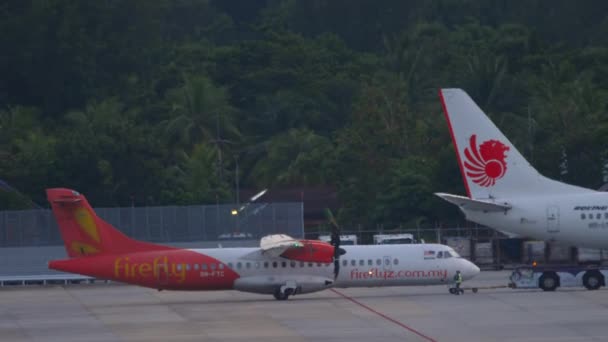 Phuket Tajlandia Listopad 2019 Ciągnik Holowniczy Atr Fyc Firefly Lotnisku — Wideo stockowe