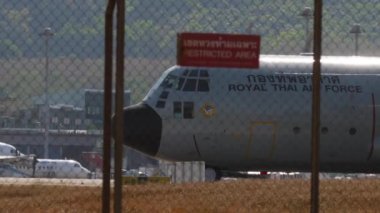 PHUKET, THAILAND - 18 Şubat 2023: Kraliyet Tayland Hava Kuvvetleri 'nin Lockheed C-130 Herkül' ü takside. Askeri nakliye uçağı. Pervaneler turboprop uçak motorunda dönüyor.