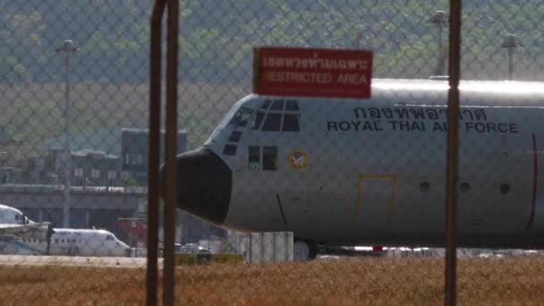 タイのプーケット 2023年2月18日 タクシーの途中でタイ王国空軍のロッキードC 130ヘラクレス 軍用輸送機だ ターボプロップ航空機エンジンに回転するブレード — ストック動画
