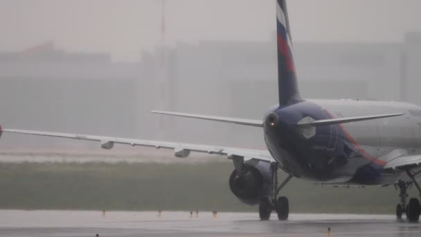 Moskau Russische Föderation Juli 2021 Passagierflugzeug Von Aeroflot Rollt Strömenden — Stockvideo
