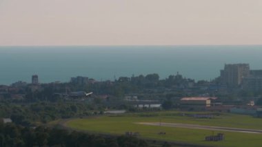 SOCHI, RUSSIA - 29 Temmuz 2022: Boeing 747-446, RA-73286 Rossiya uçağı Adler, Sochi havaalanına inmek üzere. Havaalanı ve pistin panoramik görüntüsü. Jumbo jeti havaalanına vardı.