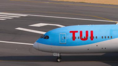 PHUKET, THAILAND - 19 Şubat 2023: Phuket Havaalanında TUI Fly 'ın Boeing 787 Dreamliner' ı. Taksiyoldaki uçağın sinematik görüntüsü. Turizm ve seyahat kavramı