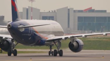 MOSCOW, Rusya Federasyonu - 28 Temmuz 2021: Sheremetyevo havaalanında Aeroflot 'un ticari jet Airbus A320' si. Uçak taksisi, havaalanında sis...