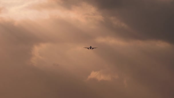 Silueta Oscura Avión Aterrizando Sol Nublado Atardecer Sombrío Avión Jet — Vídeos de Stock