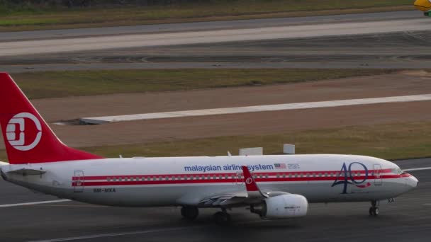 Phuket Thailand Ruari 2023 Boeing 737 Mxa Från Malaysia Airlines — Stockvideo