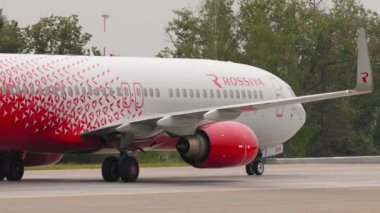 MOSCOW, Rusya Federasyonu - 28 Temmuz 2021: Sheremetyevo havaalanında Boeing 737 Rossiya 'nın taksicilik görüntüsü. Yan görüş, taksiyoldaki uçak