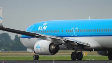 AMSTERDAM, NETHERLANDS - 25 Temmuz 2017: Boeing 737, KLM 'den PH-BXH Schiphol havaalanından havalandı. Jet uçağı, yolcu uçağı, kalkış.