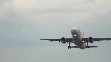 AMSTERDAM, NETHERLANDS - 25 Temmuz 2017: jet iniş takımlarını geri çeker. Airbus A320 Amsterdam Havaalanı 'ndan kalkacak. Jetin kalkış manzarası. Turizm ve seyahat kavramı