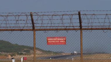 PHUKET, THAILAND - 22 HAZİRAN 2023: Boeing 767-3Y0ER, RA-73079 Azur Air Phuket Havaalanı 'ndan kalkıyor. Çitin arkasındaki havaalanı pistinde. Önplan plakası yasak bölge