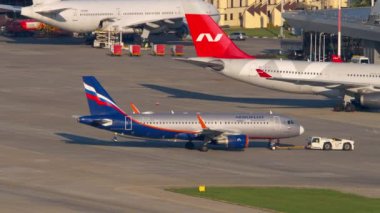 SOCHI, RUSSIA - 29 Temmuz 2022: Traktör jet Airbus A320-214, RA-73779 Aeroflot uçağı Adler havaalanı, Sochi 'de iniş pistinde. Turizm ve seyahat kavramı